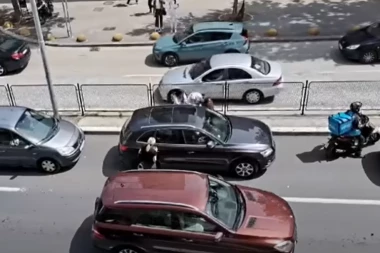 "PUSTI GA, VIDIŠ DA JE KRETEN, KRETENUŠO JEDNA!" Opasna TUČA, SEVALE pesnice, objavljen ŠOKANTAN snimak novog BATINJANJA u saobraćaju (VIDEO)