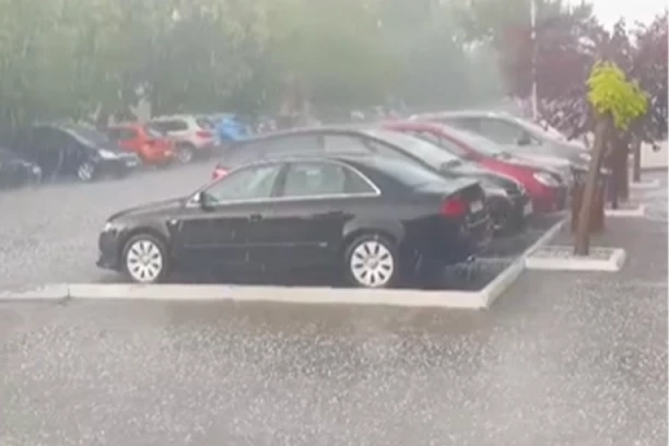 SASTAVILO SE NEBO I ZEMLJA! Pogledajte kako lije u selu kod Kikinde (VIDEO)