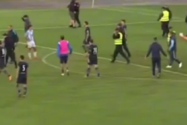 NOVI SKANDAL U CRNOJ GORI: Prekid meča u Nikšiću, navijači napravili haos! (VIDEO)