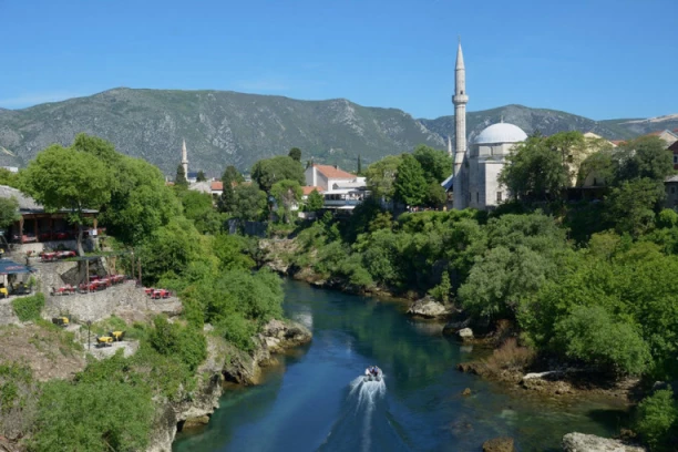 GRAD NA NERETVI KOJEM ĆETE SE UVEK VRAĆATI: Mostarske kiše, domaća kafa i lepota od koje zastaje dah