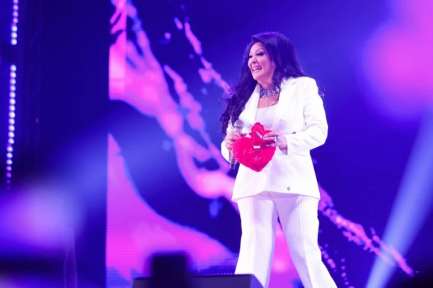 HUMANIM GESTOM ODUŠEVILA ČITAV REGION! Dragana Mirković od koncerta u Banjaluci donira 20.000 maraka DECI SA SMETNJAMA!