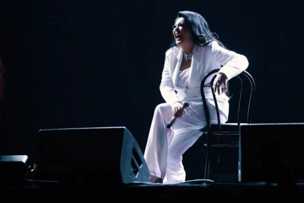 PREKINUT KONCERT DRAGANE MIRKOVIĆ! Publika ZANEMELA zbog ŠOK informacije, pevačice ostala ZABEZEKNUTA!