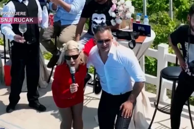 OPŠTI KARAMBOL UŽIVO U PROGRAMU! Zorica Marković ušla u bazen kod DEČKA JOVANE JEREMIĆ! Prisutni ostali u šoku zbog scene koja je usledila! (FOTO)