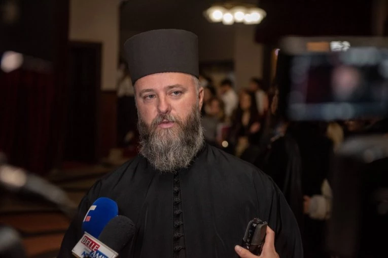 "UMRLA JE HEKLAJUĆI STOLNJAK" Otac Predrag objavio je potresnu priču o baki svoje supruge, ali je i pokazao kako je Gospod prisutan u životima svakoga od nas