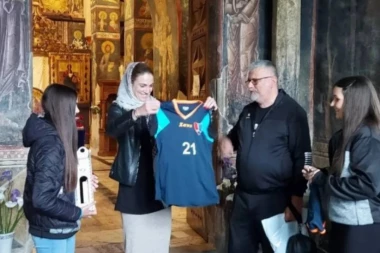BRAVO, JOVANA! Proslavljena odbojkašica obišla SVETINJE NA KOSMETU: Družila se s decom i DALA REČ!