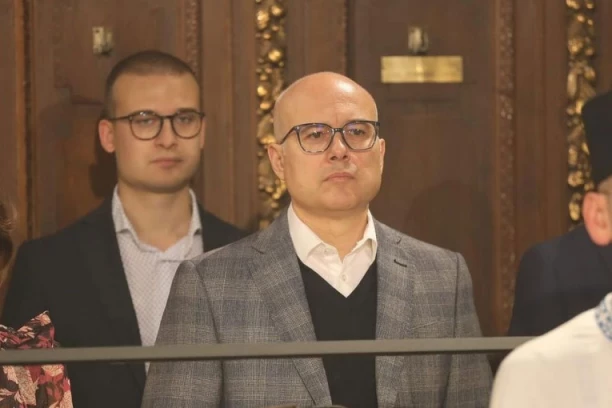 ZAHVALJUJEM NA TOPLOM GOSTOPRIMSTVU I UVEK ISKRENOJ SRDAČNOSTI: Vućević sa sinom na liturgiji u novosadskom Sabornom Hramu