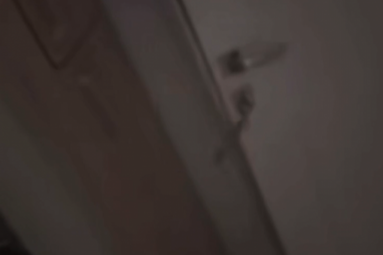 Danilo Raičević razvaljuje vrata stana Tare Simov