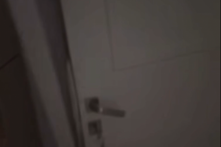 Danilo Raičević razvaljuje vrata stana Tare Simov