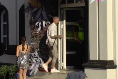 ŠA NA VASRKS BEŽI IZ ELITE! Drama u Šimanovcima, OBEZBEĐENJE hitno uletelo na imanje!