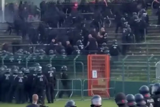 POTPUNI HAOS: U sukobima navijača i organa reda, povređeno najmanje 155 policajaca - hapšenja su uveliko u toku! (VIDEO)