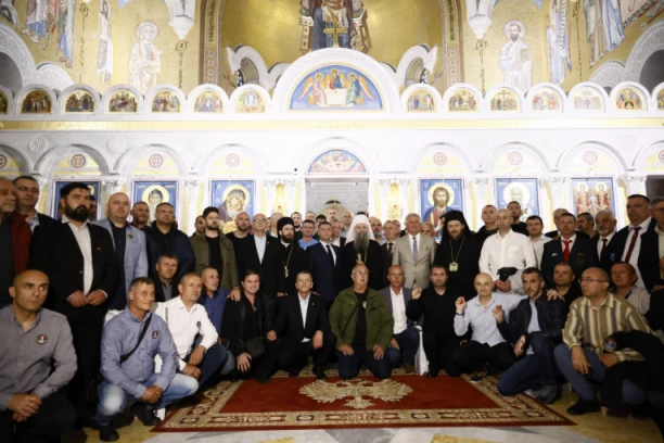 PATRIJARH SRPSKI SA VETERANIMA PAŠTRIKA I KOŠARA "Prožeti verom u vaskrsenje Hristovo mogli su biti hrabri i neustrašivi u borbama" (FOTO)