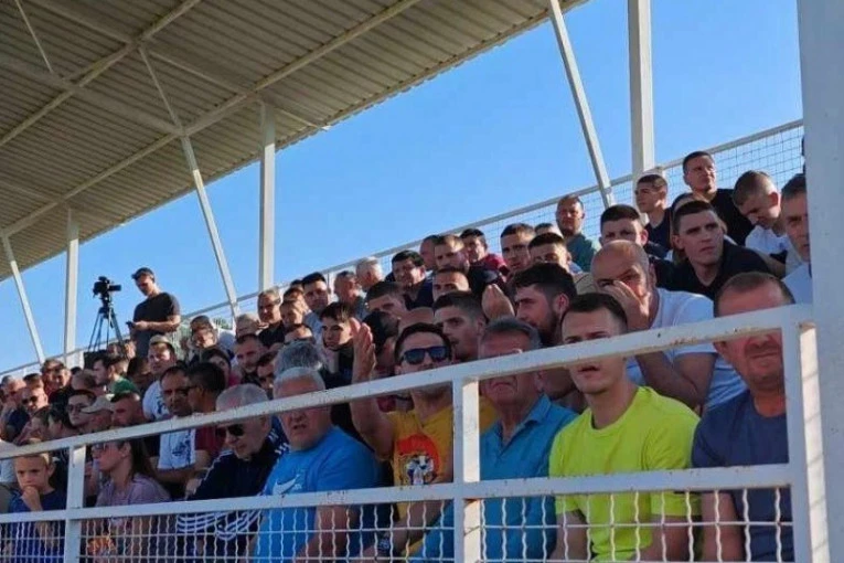 PREPUNE TRIBINE U KUCURI: Navijači jednog i drugog kluba uživali su u ovom derbi okršaju! (VIDEO)