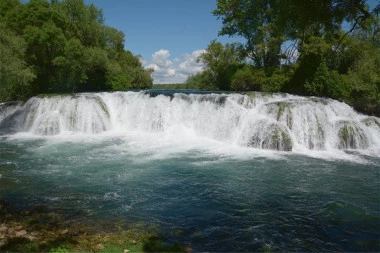 DRAMA KOD VODOPADA: Muškarac ostao DVA DANA zarobljen ispod pećine! Gledao smrti u oči, policija zatekla neverovatan prizor (VIDEO)