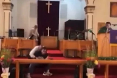 POKUŠAJ UBISTVA UŽIVO! Upao s pištoljem u crkvu, nasrnuo na sveštenika, a onda se dogodio preokret (VIDEO)