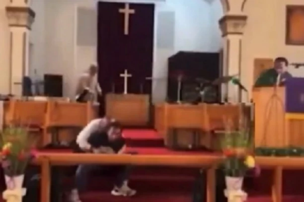POKUŠAJ UBISTVA UŽIVO! Upao s pištoljem u crkvu, nasrnuo na sveštenika, a onda se dogodio preokret (VIDEO)