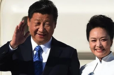 OVA LEPOTICA JE SUPRUGA SI ĐINPINGA: Pevačica se u njega zaljubila NA PRVI POGLED, a evo čime se bavi od kada je žena PREDSEDNIKA