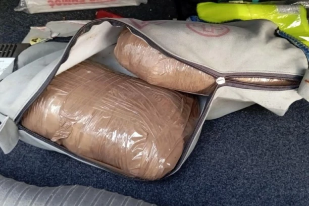 POLICIJA MU U KOLIMA PRONAŠLA VIŠE OD 2 KILOGRAMA DROGE: Uhapšen muškarac (42) iz Priboja!