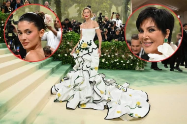 DIZAJNERKA INSPIRACIJU NAŠLA NA PINTERESTU, MANEKENKA ČITAVU BAŠTU PONELA SA SOBOM: O šiljatom korsetu Kajli Džener se priča, a njena majka napravila ŠOU (FOTO)