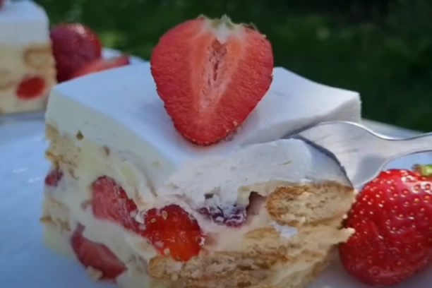 KOLAČ SA JAGODAMA I KEKSOM GOTOV DOK TREPNETE: Ukus fantazija, idealan za vrućine koje slede