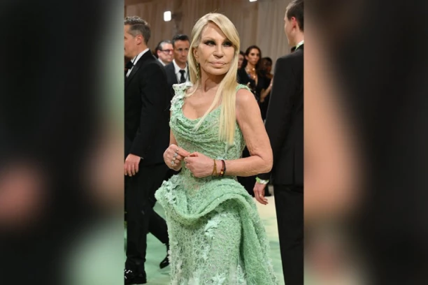 LICE DONATELE VERSAČE ŠOKIRALO NA MET GALI: Ovako slavna Italijanka sada izgleda!