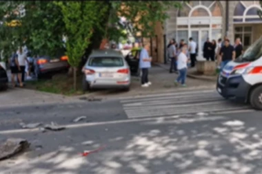 STRAVIČNA SAOBRAĆAJKA U NOVOM SADU: Najmanje dvoje povređenih, među kojima i pešak! (VIDEO)