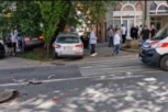 STRAVIČNA SAOBRAĆAJKA U NOVOM SADU: Najmanje dvoje povređenih, među kojima i pešak! (VIDEO)