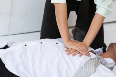 DRAMA NA AERODROMU: PUTNIKU STALO SRCE! Medicinska sestra ga oživela!