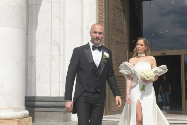 PRVA FOTKA TRUDNE DOKTORKE! Aca Sofronijević uživa sa suprugom u Parizu, otkrio POL BEBE! (FOTO)