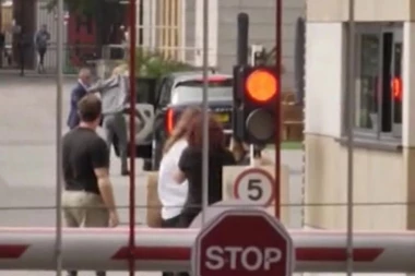 HARI JE STIGAO U LONDON, OVAKVOJ ČARLSOVOJ REAKCIJI NIJE SE NADAO: Pomirenje između oca i sina još je na čekanju