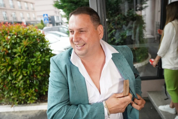 ŽENI SE TAKI MARINKOVIĆ! Maja dobija MAĆEHU, dovodi ŽENU u kuću koja NIJE iz Srbije - odmah izvadio PARE! (FOTO)