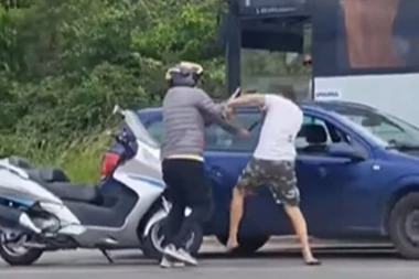 POGLEDAJTE SRAMAN NAPAD MOTORISTE NA VOZAČA U SREMSKOJ MITROVICI! Izvukao ga iz automobila pa krenuo šipkom da ga bije! ŠUTIRAO GA I U GLAVU! (VIDEO)