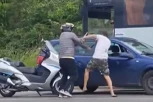 POGLEDAJTE SRAMAN NAPAD MOTORISTE NA VOZAČA U SREMSKOJ MITROVICI! Izvukao ga iz automobila pa krenuo šipkom da ga bije! ŠUTIRAO GA I U GLAVU! (VIDEO)
