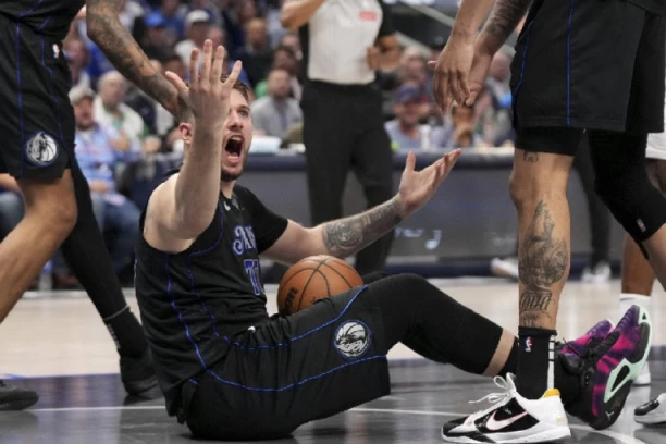 NIJE MOGAO DA POVERUJE ŠTA GA JE SNAŠLO: Snimak je već postao viralan na društvenim mrežama! Navijač ispalio Luku Dončića! (VIDEO)