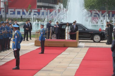 I ONE SU PROŠETALE CRVENIM TEPIHOM KAO SI ĐINPING! Dočekale kineskog predsednika, a evo šta to znači!