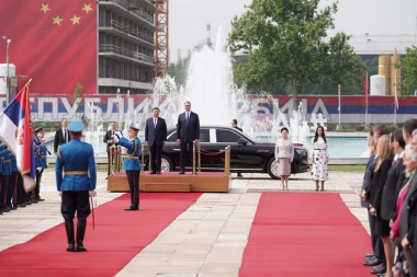 POGLEDAJTE AUTOMOBIL KOJIM SE SI ĐINPING VOZI TOKOM POSETE BEOGRADU! "Zver" od 700.000 dolara NEPROBOJNA i za hemijsko i biološko oružje - IMA I POSEBNO IME!