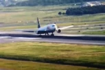 ZASTRAŠUJUĆI PRIZOR! Drama na aerodromu, avion se zakucao za pistu pod velikom BRZINOM, krenuo da kulja dim, varnice LETE na sve strane (VIDEO)
