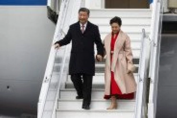 KO JE ŽENA KINESKOG PREDSEDNIKA SI ĐINPINGA: Muzički talenat je nasledila od majke koja je bila operska diva