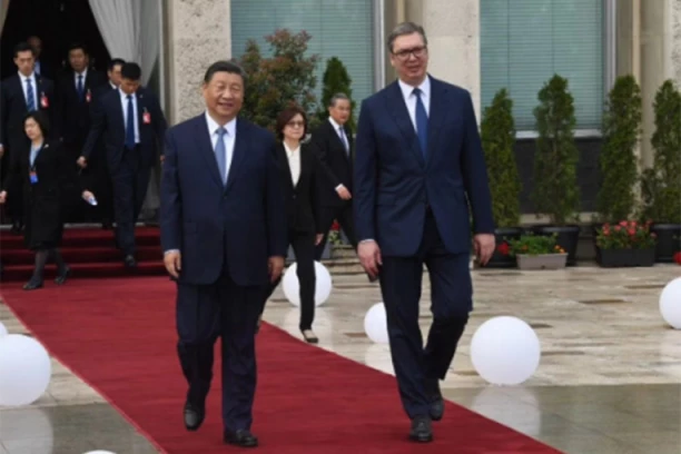 ŠTA JE SI ĐINPING POKLONIO PREDSEDNIKU SRBIJE!? Kineski šef države ovako darovao Vučića, pogledajte! (FOTO)