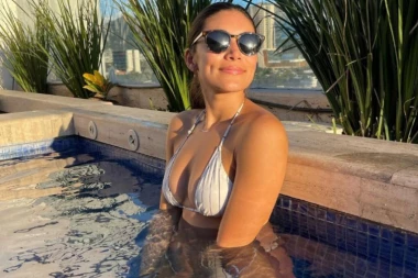 VELIKI PEH ATRAKTIVNE NOVINARKE: Dok je oblačila haljinu, naga pala na pod - sve je zabeleženo na društvenim mrežama! (VIDEO)