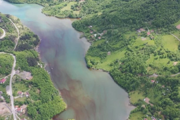 JEZIVA SCENA KOD PRIBOJA! U Limu snimljena velika crvena mrlja, sumnja se da je opasna po biljni i životinjski svet! (FOTO)