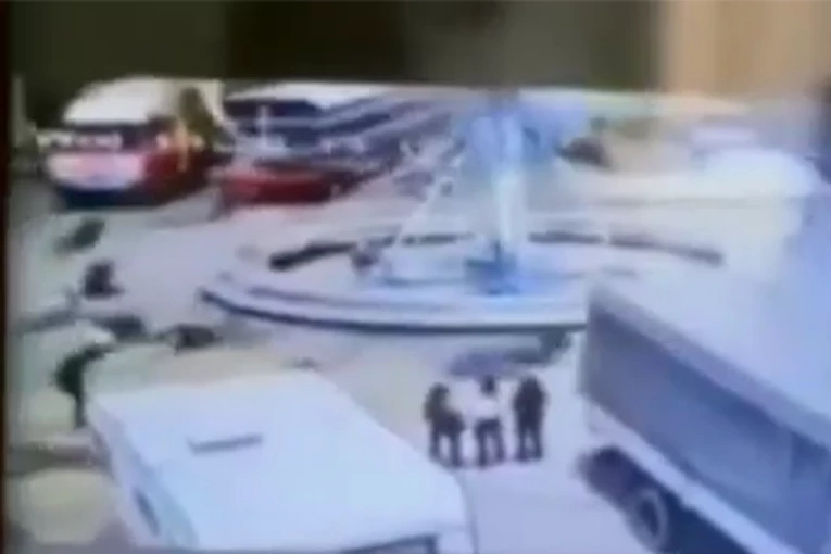UZNEMIRUJUĆE! OSVANUO SNIMAK TRENUTKA PADA RINGIŠPILA: Povređeno čak 13 dece! (VIDEO)