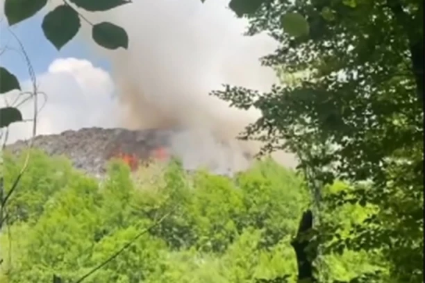 GUST DIM PREKRIO NEBO, VIDI SE I SA VELIKE DALJINE! Ponovo gori deponija Duboko kod Užica (VIDEO)