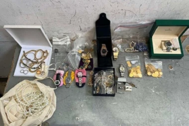 KAKAV "ULOV" SRPSKIH CARINIKA! U "mercedesu" pronašli luksuzan nakit i satove, a cena... (FOTO)