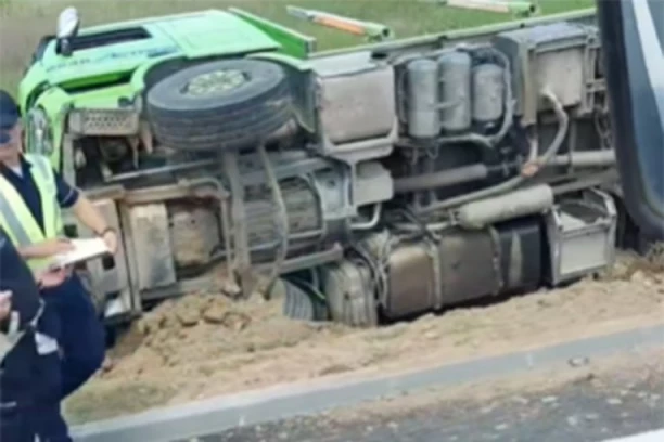 JEZIV LANČANI SUDAR KOD POŽAREVCA! Sudarila se dva automobila i kamion, teretnjak PREVRNUT! (VIDEO)