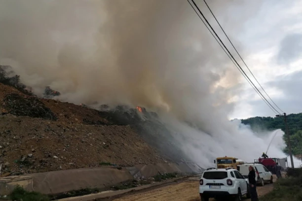 OGLASIO SE MUP ZBOG POŽARA KOD UŽICA! Obrušio se i RAZBUKTAO DESNI DEO DEPONIJE, Kamov i Super Puma gase vatru! (FOTO)