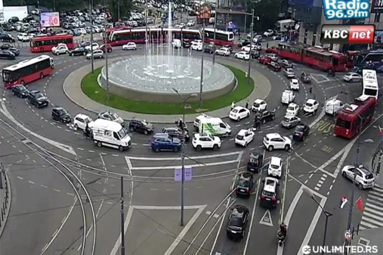 UDES USRED KRUŽNOG TOKA NA SLAVIJI! Saobraćajni kolaps već počeo! (FOTO)