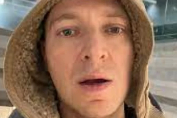 RUSKI REPER OSVANUO NA POTERNICI: Vlasti ga optužuju da je strani agent, evo ko je ZAISTA ovaj čovek