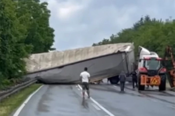 KAMION SE PREVRNUO I PREPREČIO PUT KOD MLADENOVCA! Potpuni kolaps, stvaraju se ogromne kolone! (VIDEO)