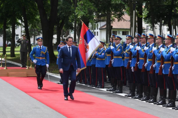 MINISTAR GAŠIĆ OBIŠAO GENERALŠTAB VOJSKE SRBIJE! I u narednom periodu prioritet nabavka savremenog naoružanja i vojne opreme, ali  i briga o svakom pripadniku Vojske Srbije!