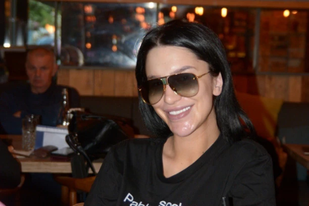 UHVATILI SMO ALEKS NIKOLIĆ U ŠOK IZDANJU! Krišom išla kod doktora! Evo šta je radila! Prisutni nisu smeli da joj priđu! (FOTO)